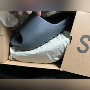 Yeezy Slide black size 6